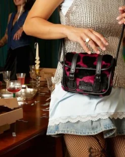 Bolso bandolera de 18 cm de Hair-On con estampado de vaca in Thrift Pink