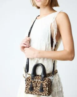 Bolso mini con estampado de leopardo y asa superior in Negro & Ambrato