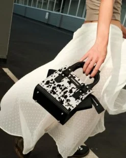 Bolso mini de piel&nbsp;Hair On&nbsp;con estampado dálmata in Crema & Negro