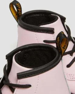 Botas 1460 de piel Auburn para recién nacidos in Pale Pink