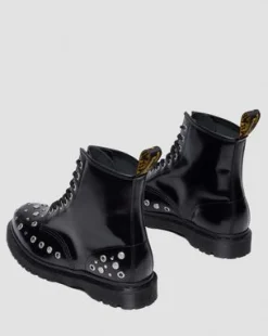 BOTAS 1460 DE PIEL BUTTERO CON TACHUELAS in Negro